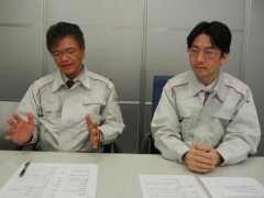 安全品質推進部の佐藤義晃次長（左）運行管理課の浦本善行課長（右）