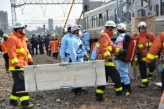 地域、警察、消防の各機関が連携を確認した（２８日、神戸市灘区）