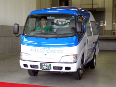 松本氏はMIRAI便 E-truckの登録業務や日々の点検業務を担当