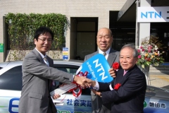 鈴木会長(右)とタジマモータース田嶋会長(中央)から渡部市長へキーを手渡し