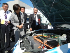 尼崎版電気自動車の説明を受ける稲村市長