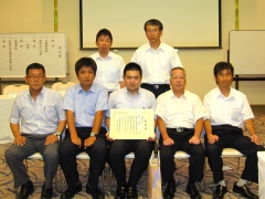 優勝した内村指導員（写真中央）とその播磨自動車教習所チームのみなさん