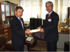 加藤浩幸会長(右)が桝野龍二・自動車交通局長(左)に要望書と手渡す