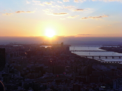 大阪スカイタワー空中庭園展望台から神戸方面に沈むの夕日