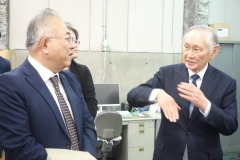写真左：八木一夫・近畿運輸局長、写真右：兵庫標板製作所 谷岡光明代表取締役